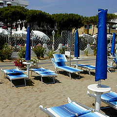 spiaggia privata attrezzata con lettini e ombrellone